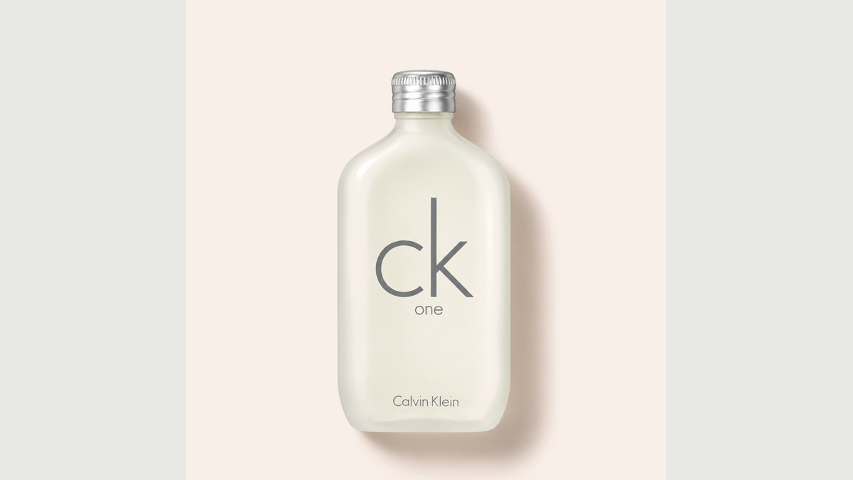 Oryginalny flakon Calvin Klein CK One do tematu adaptacji węchowej do własnych perfum