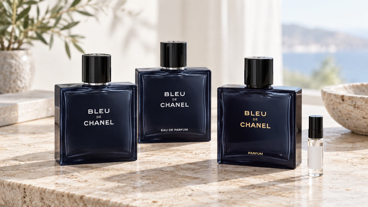 Tři flakony Bleu de Chanel: Eau de Toilette, Eau de Parfum a Parfum v jemném denním světle.