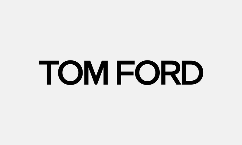 Tom Ford – černé logo na světle šedém pozadí