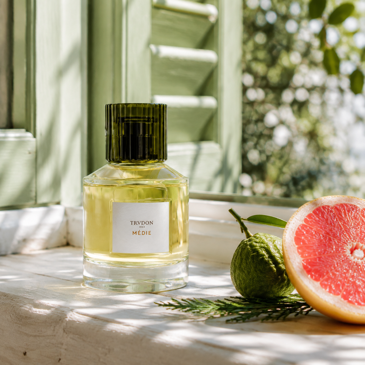 Trudon Médie v prosluněné oranžerii s grapefruitem a zelenou mandarinkou – MrRizz