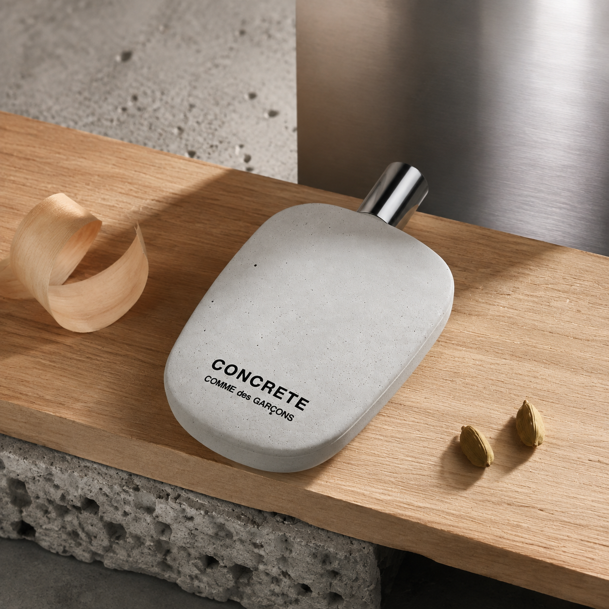Comme des Garçons Concrete v architektonickém zátiší s betonem a santalem – MrRizz