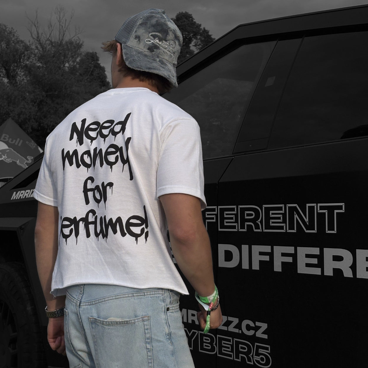 "BRAUCHE GELD FÜR PARFUM!" T-SHIRT