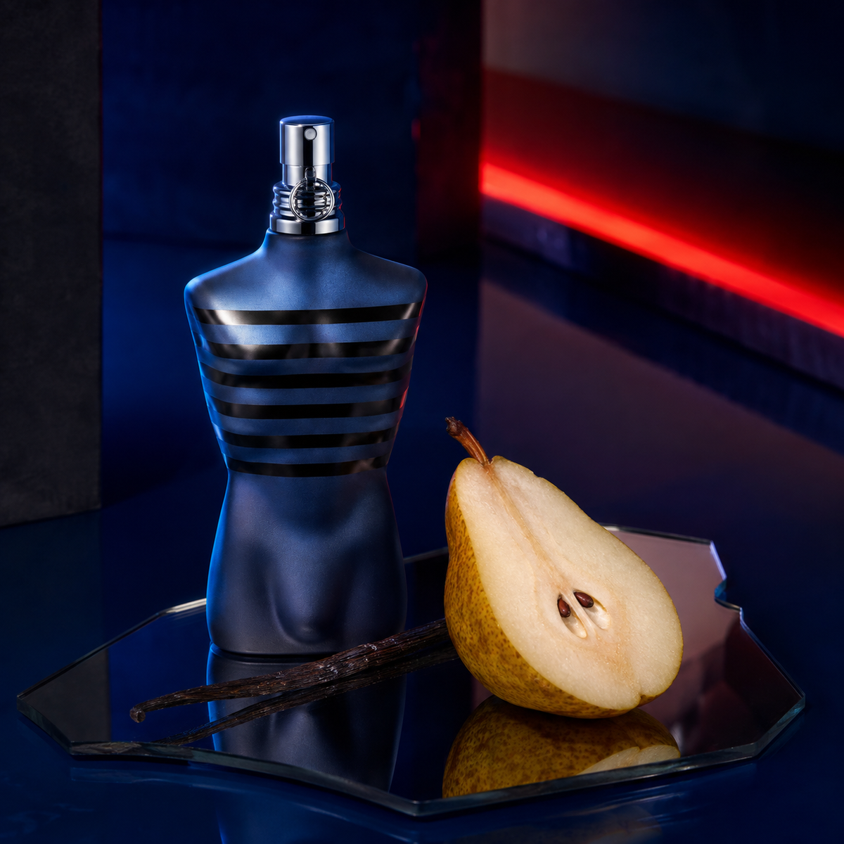 Jean Paul Gaultier Ultra Male s hruškou a vanilkou v modrém nočním světle – MrRizz