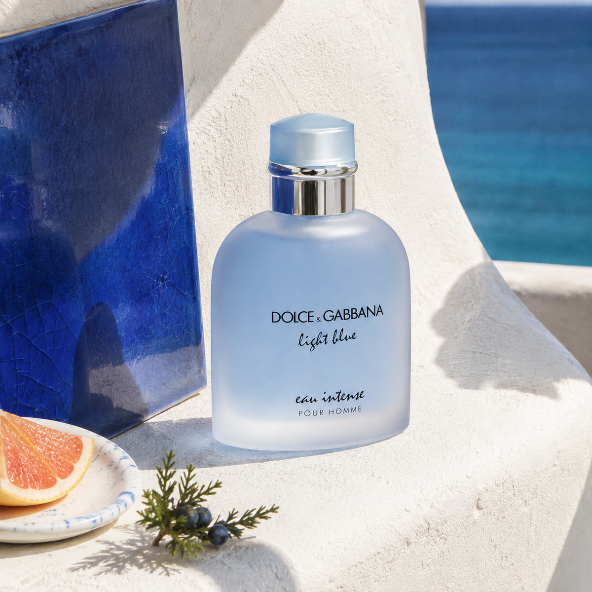 Dolce & Gabbana Light Blue Intense na slunné terase s grapefruitem a jalovcem – MrRizz