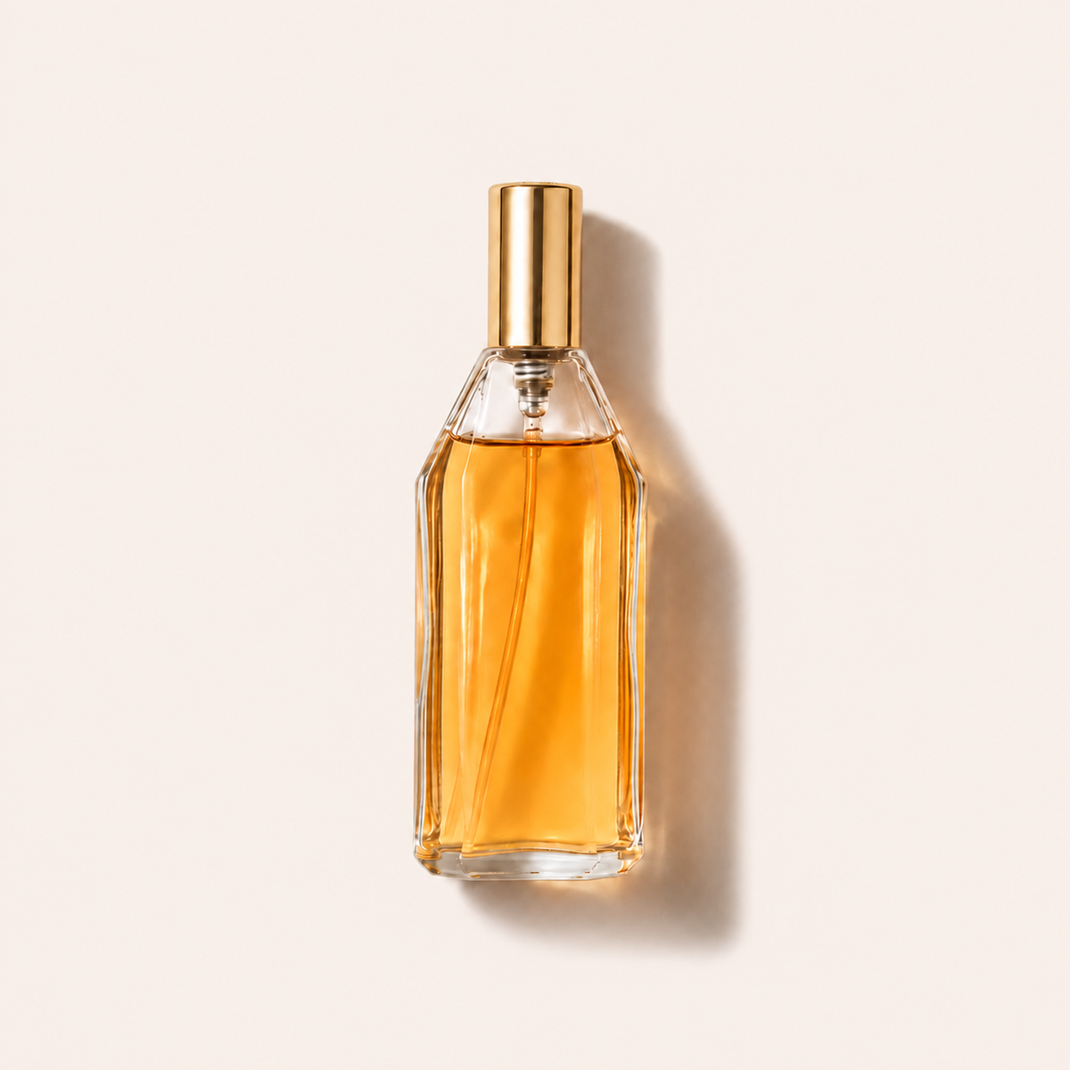 Náhradní flakon Guerlain Shalimar EDP 50 ml se zlatým uzávěrem na světlém pozadí – MrRizz