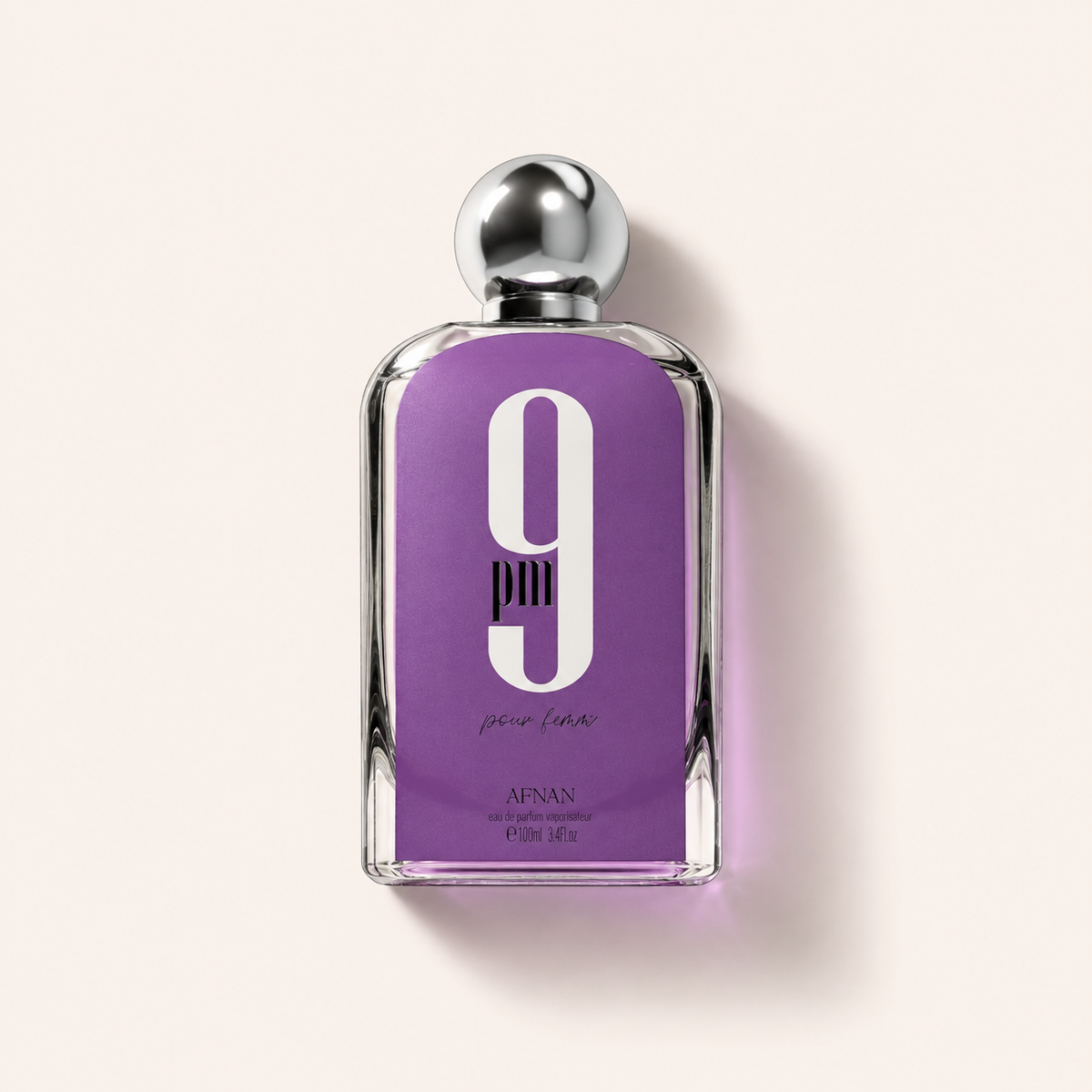 Flakon Afnan 9PM Pour Femme EDP 100 ml na pudrově růžovém pozadí – MrRizz