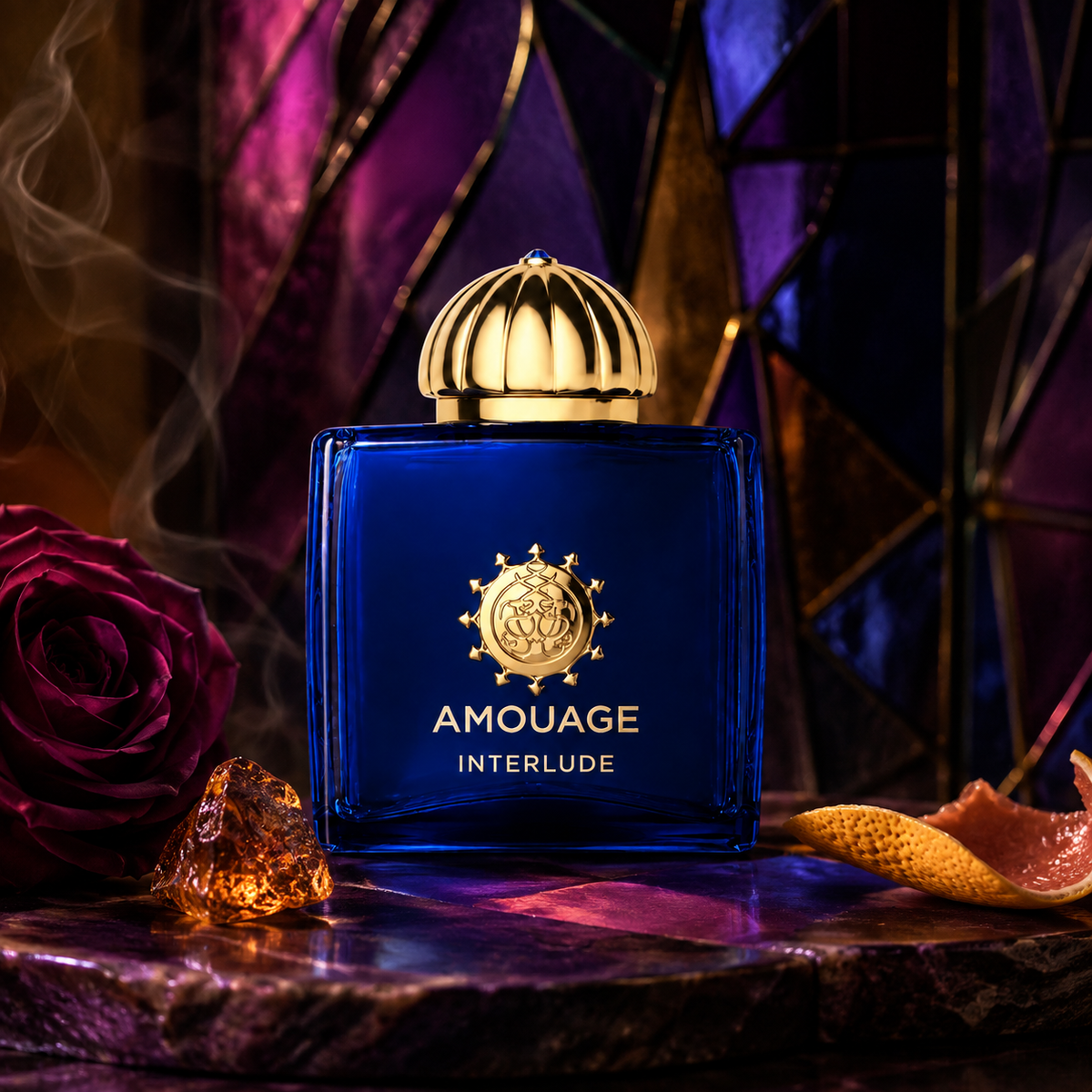 Amouage Interlude Woman před fialovou vitráží s tmavou růží a citrusovou kůrou – MrRizz