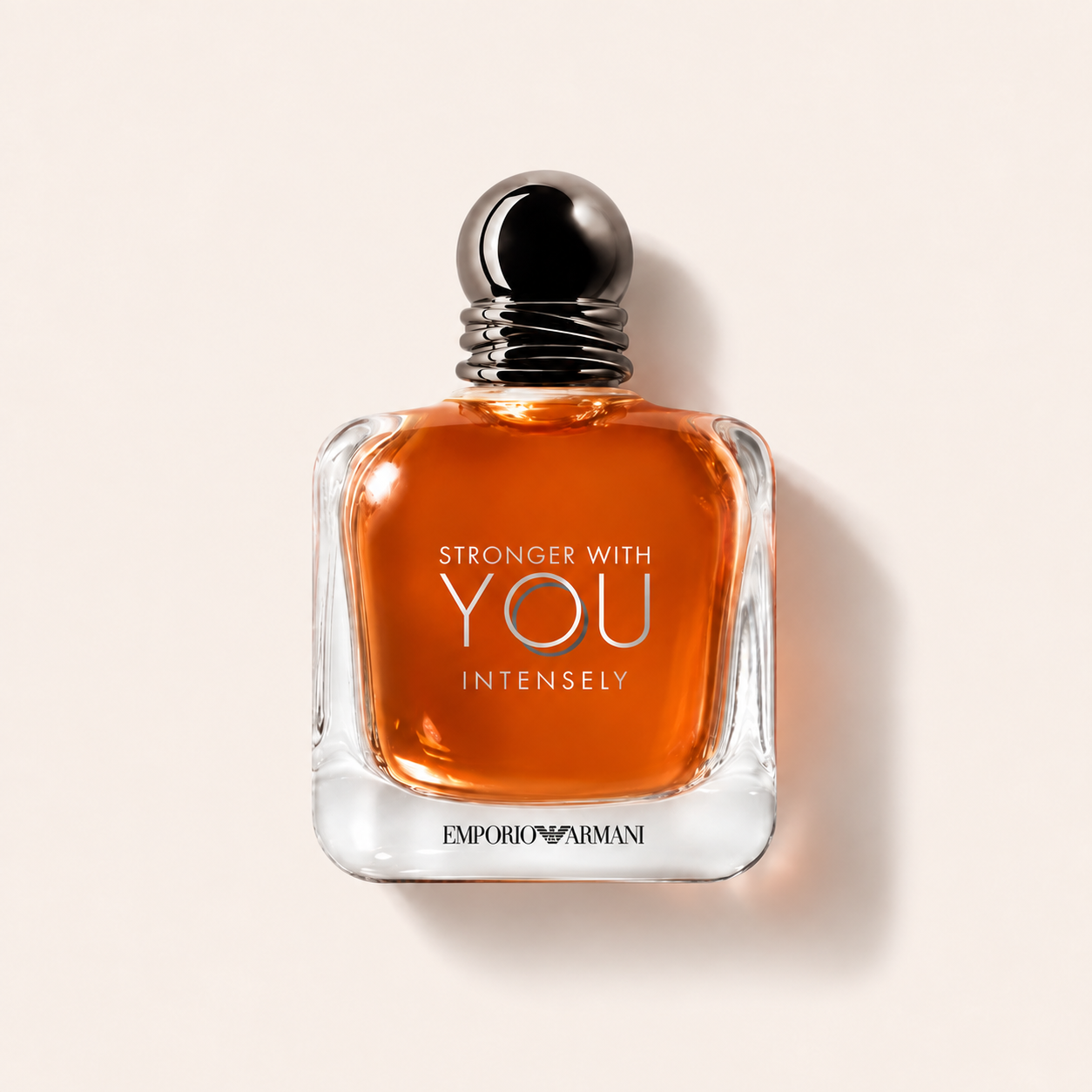 Emporio Armani Stronger With You Intensely, jantarový flakon v jednotném flatlay stylu – MrRizz