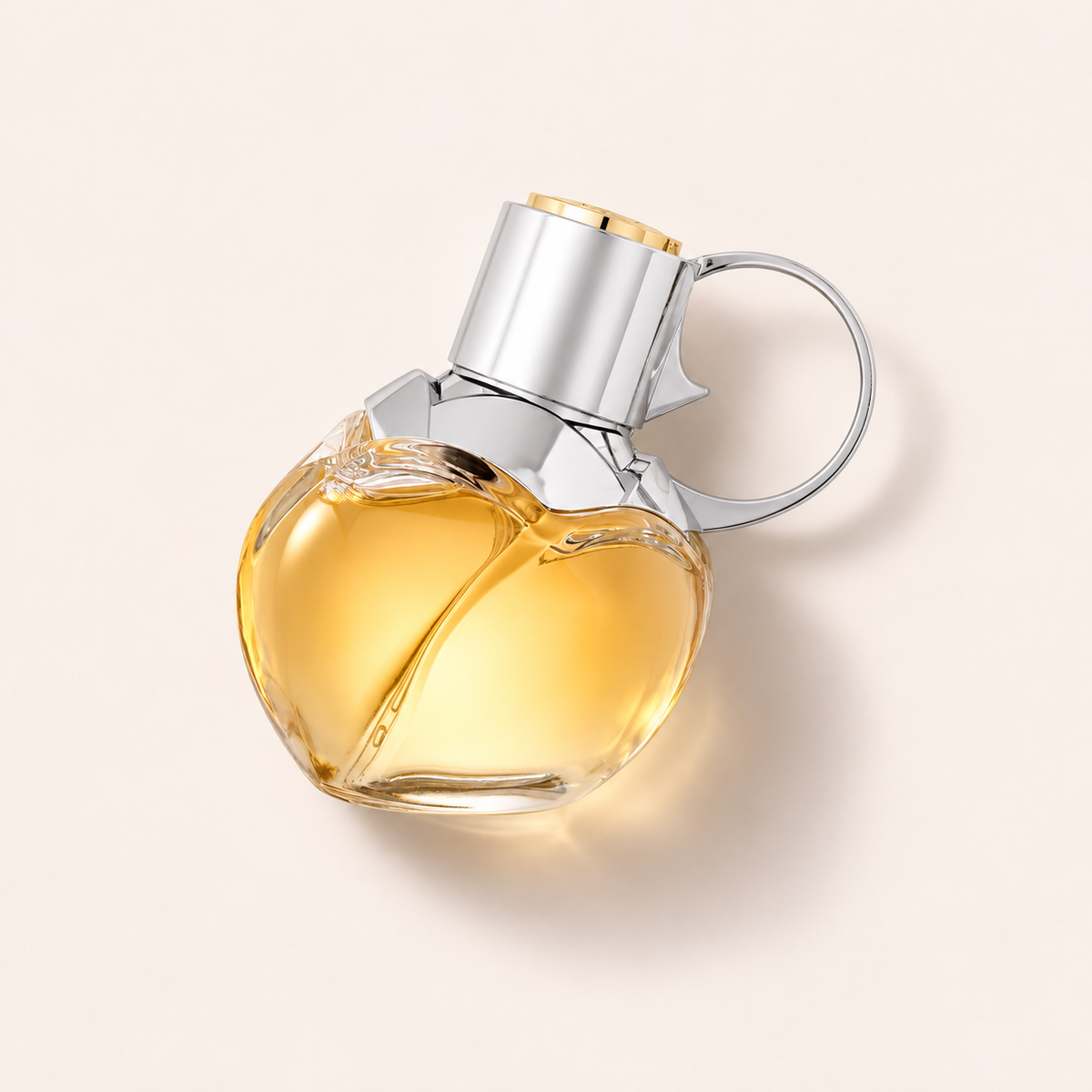 Flakon parfémované vody Azzaro Wanted Girl 30 ml na světlém pozadí – MrRizz