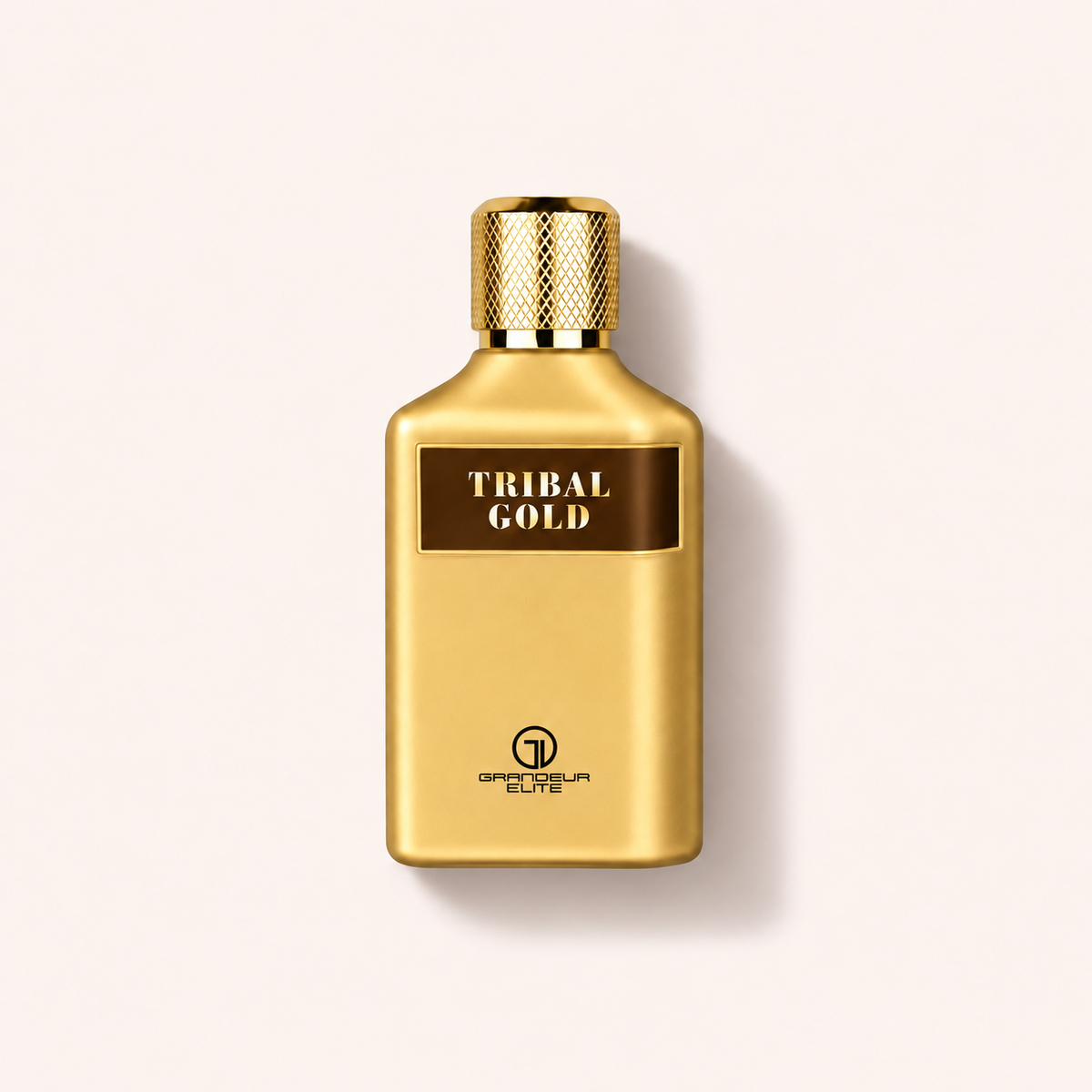 Flakon Grandeur Tribal Gold EDP 100 ml na béžovém pozadí – MrRizz