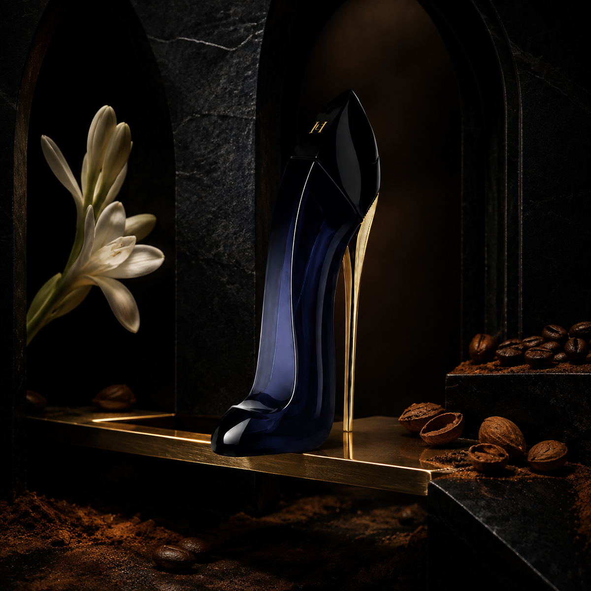 Carolina Herrera Good Girl EDP ve tmavém kamenném výklenku s bílým květem, kávou a mandlemi – MrRizz