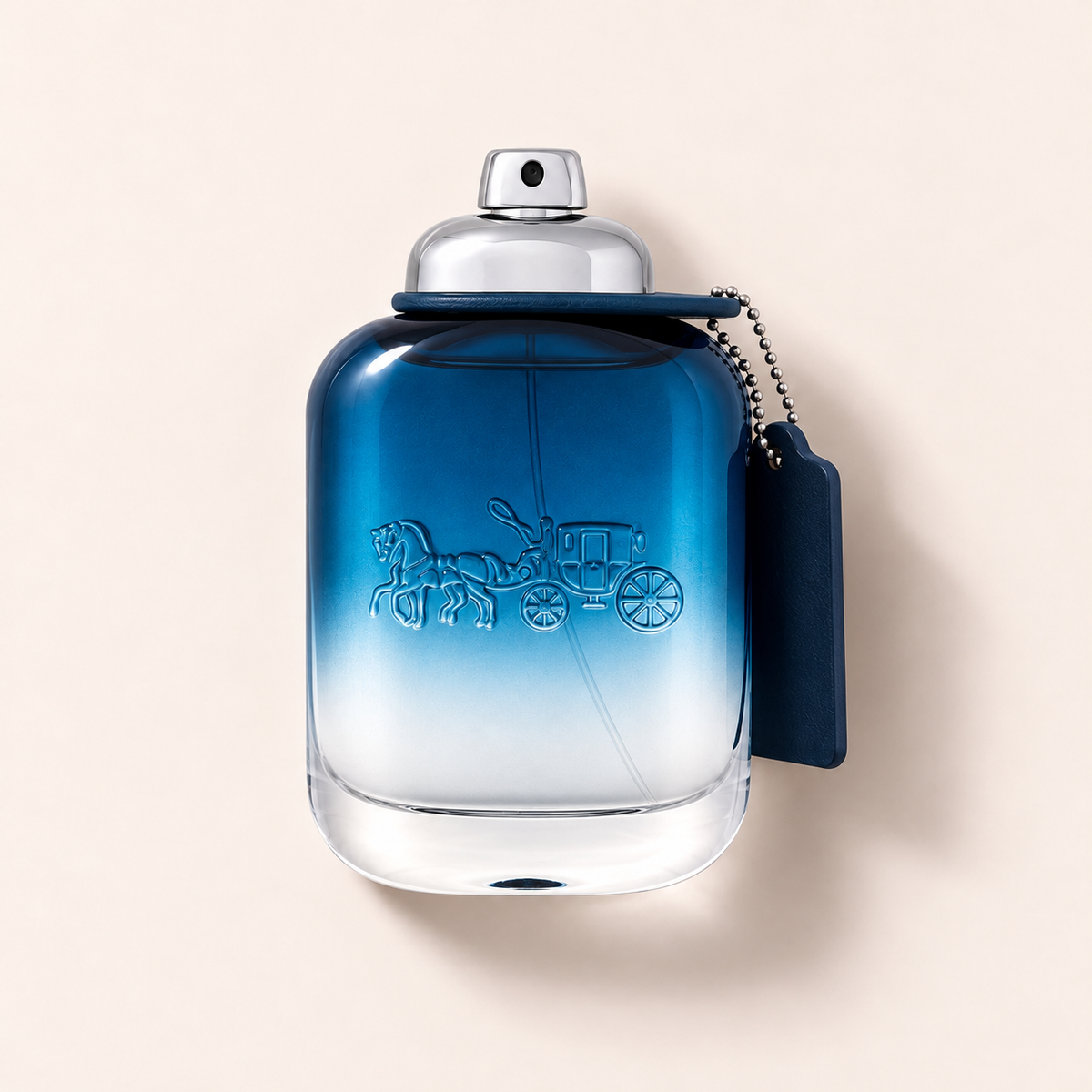 Flakon toaletní vody Coach Blue 100 ml na světlém pozadí – MrRizz