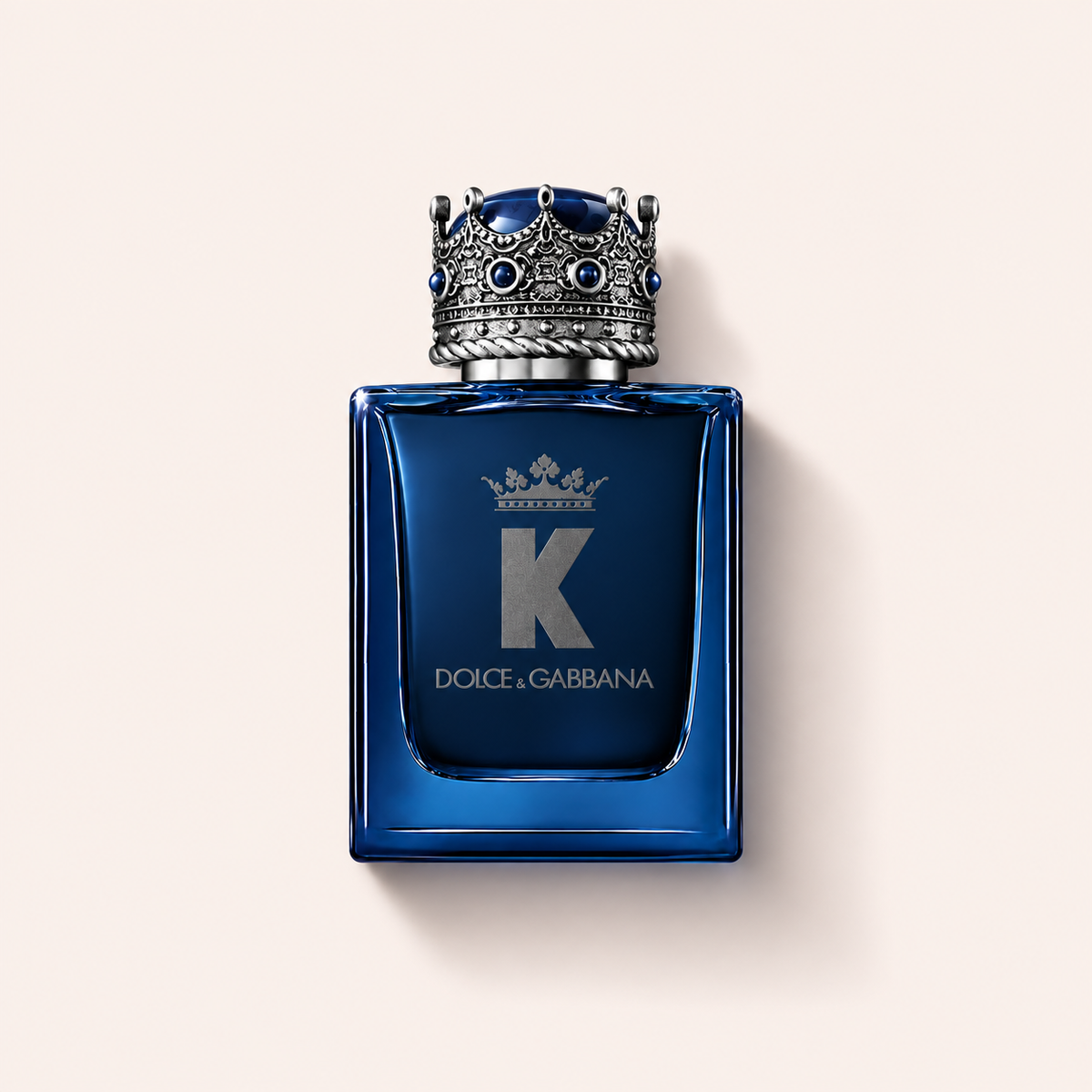 Tmavě modrý flakon Dolce&Gabbana K Intense EDP se stříbrnou korunkou na světlém pozadí – MrRizz