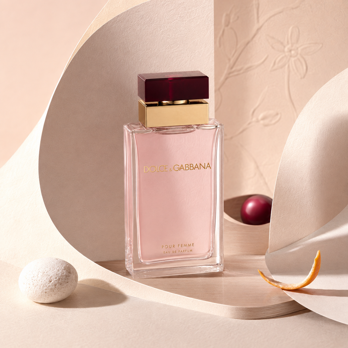 Dolce & Gabbana Pour Femme EDP – emocionální fotografie v růžové světelné komnatě – MrRizz