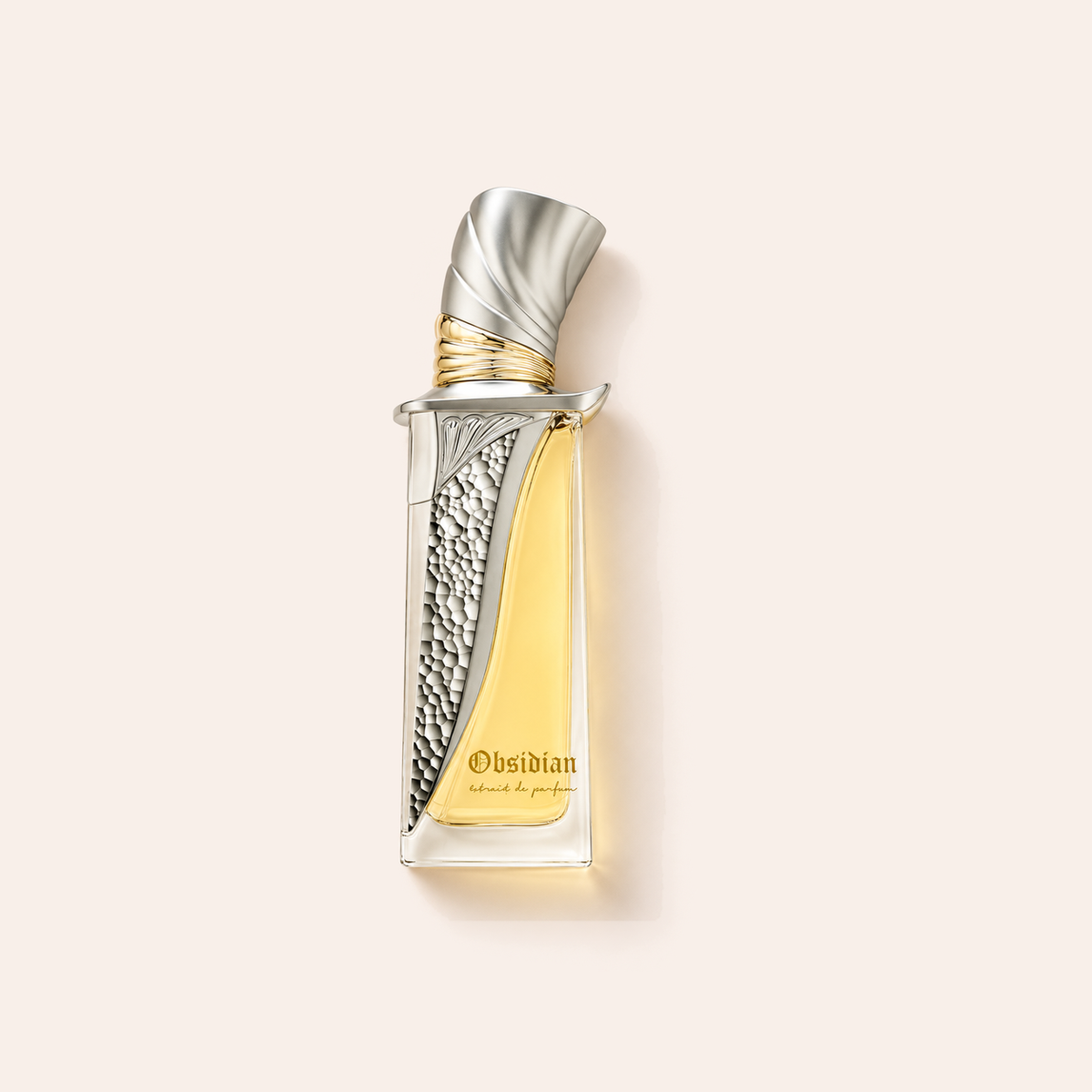 French Avenue Obsidian Extrait 100 ml – flakon na jemně růžovém pozadí – MrRizz