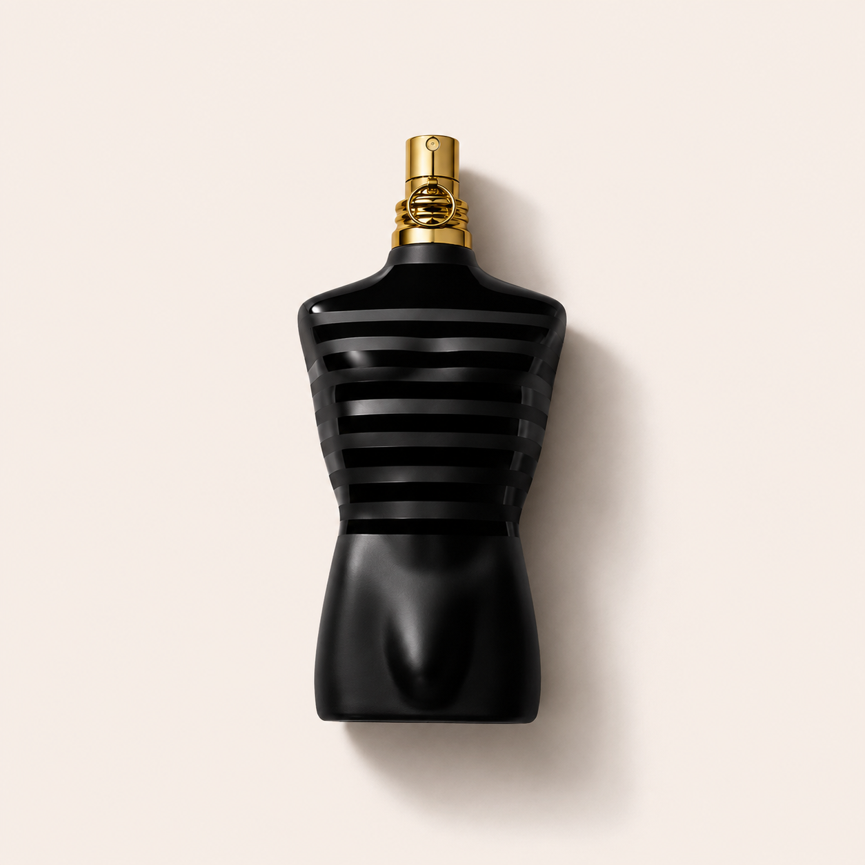 Jean Paul Gaultier Le Male Le Parfum – flakon položený na zádech