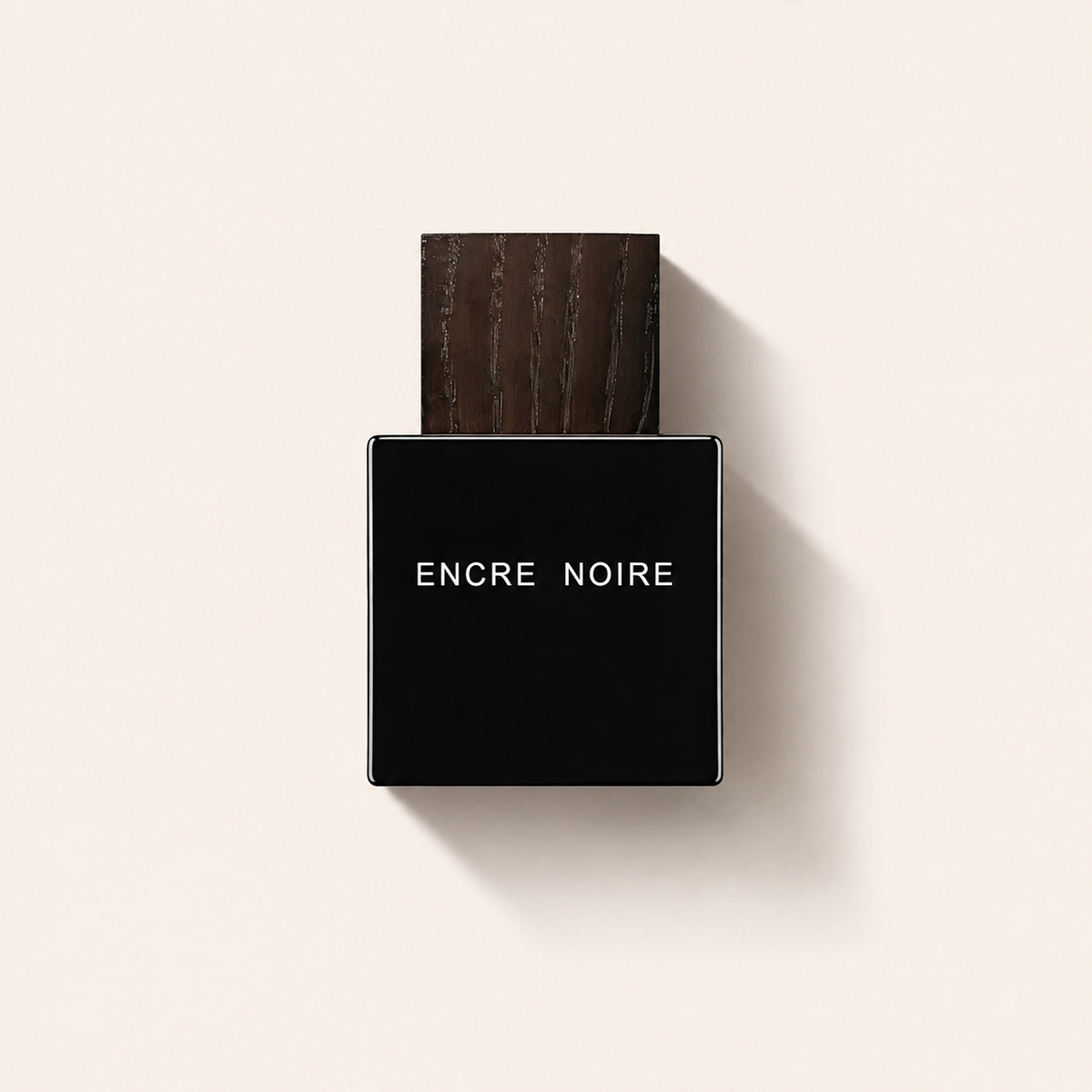 Černý flakon Lalique Encre Noire EDT s dřevěným uzávěrem na světlém pozadí – MrRizz