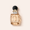 Flakon parfému Miu Miu Miutine EDP 100 ml na béžovém pozadí – MrRizz