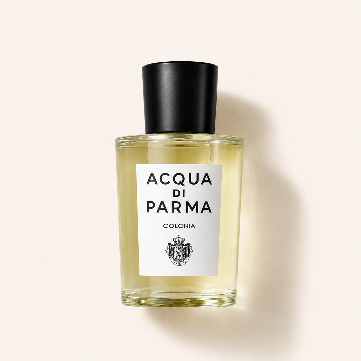 Flakon kolínské vody Acqua di Parma Colonia s černým víčkem a bílou etiketou na světlém pozadí – MrRizz