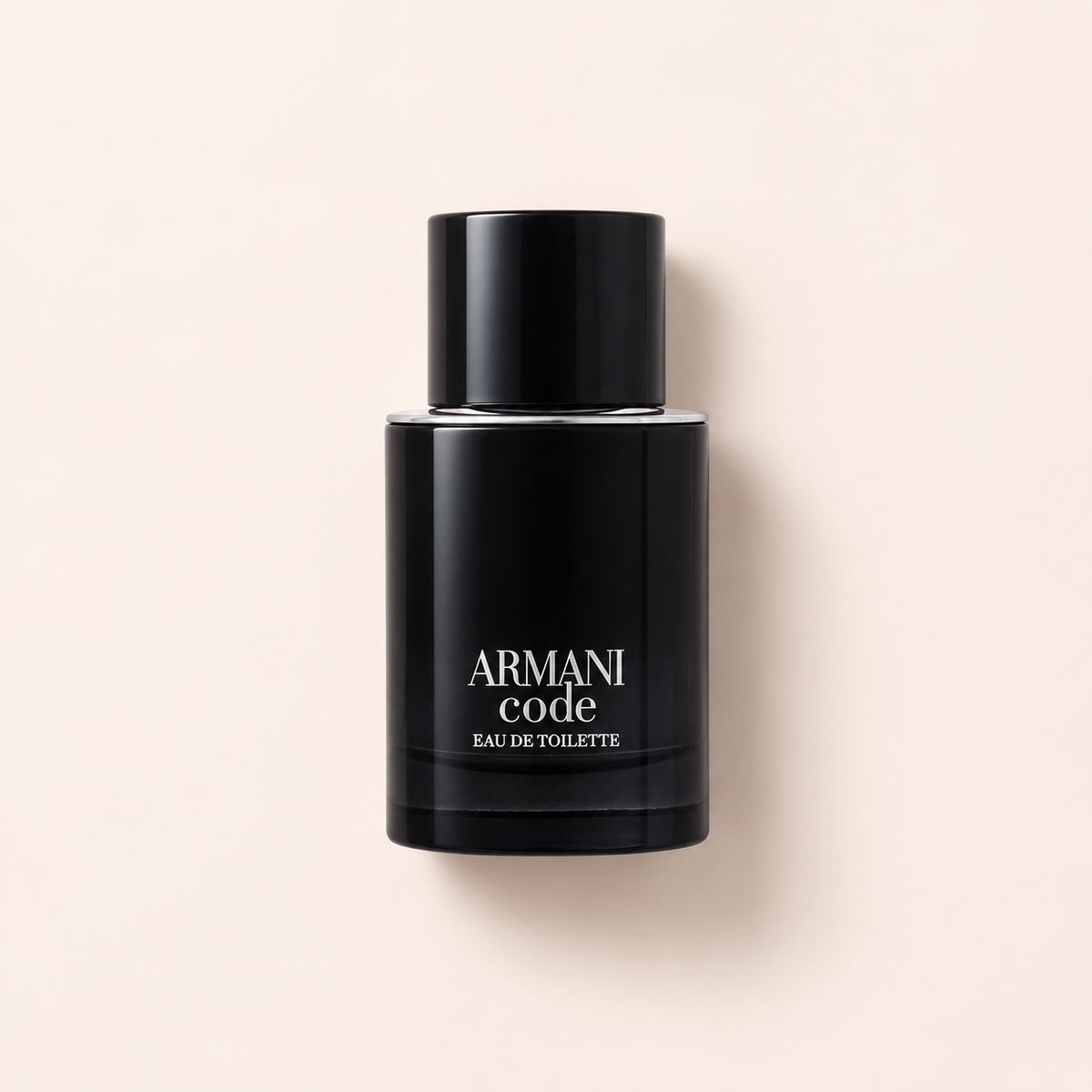 Giorgio Armani Code 50 ml – produktová fotografie na béžovém pozadí MrRizz