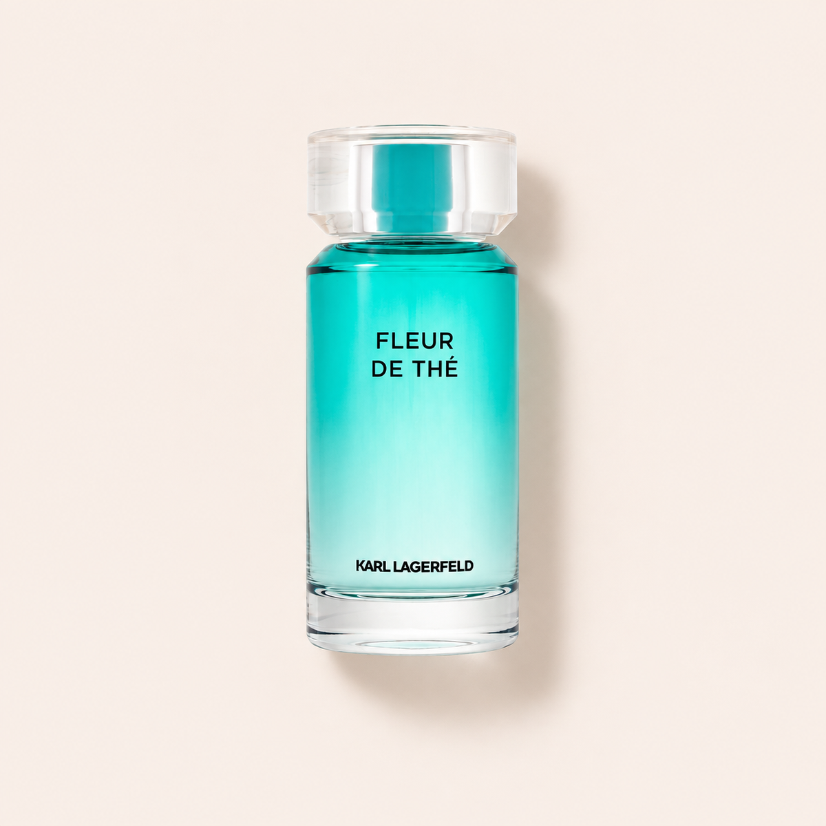 Karl Lagerfeld Les Parfums Matieres Fleur De Thé 100 ml – produktová fotografie na béžovém pozadí MrRizz