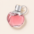Azzaro Wanted Girl Tonic 80 ml – produktová fotografie na béžovém pozadí MrRizz
