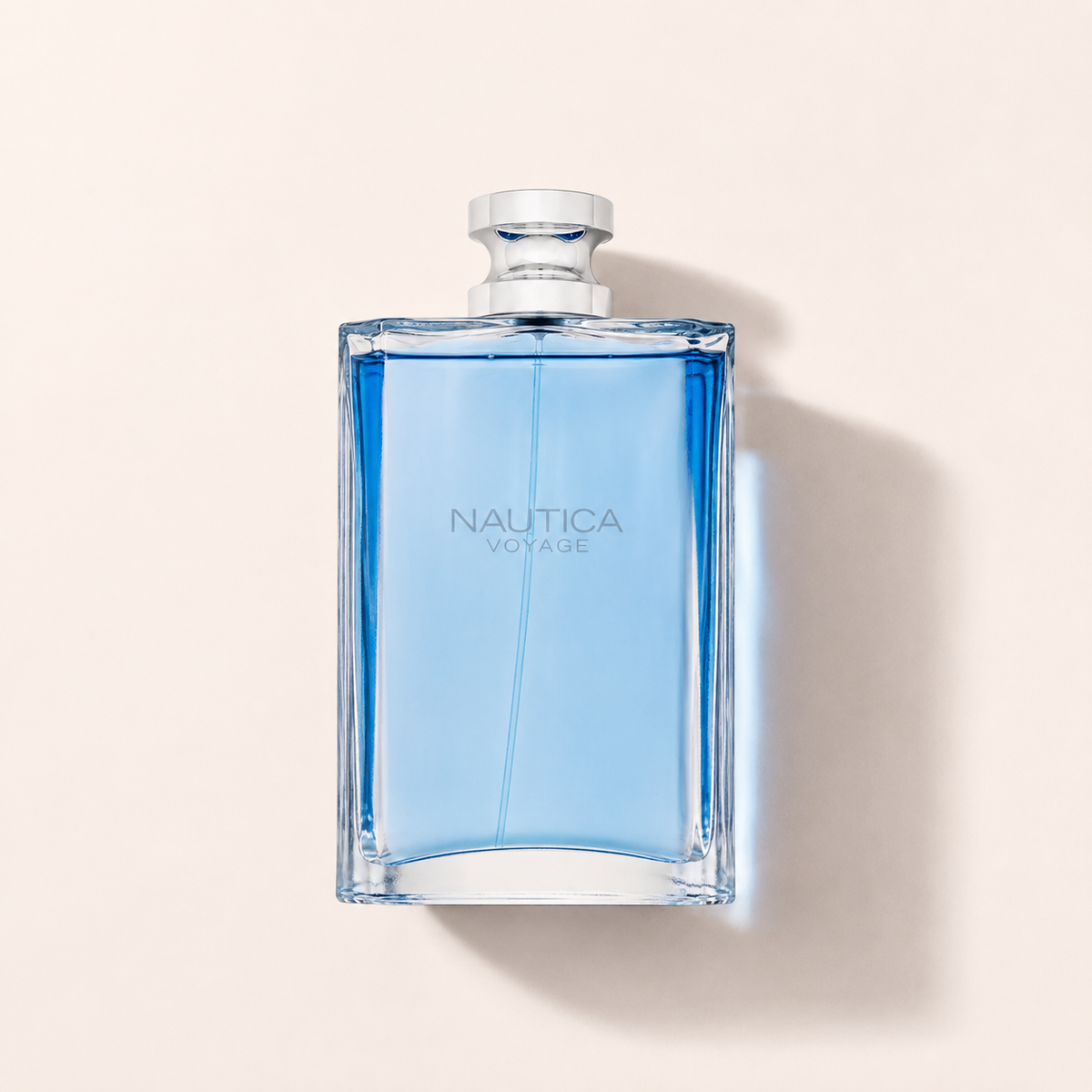 Vysoký modrý flakon Nautica Voyage EDT 200 ml na světlém pozadí – MrRizz