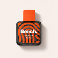 Bench. Identity for Him EDT 30 ml, černý pánský flakon s oranžovým motivem položený na zádech – MrRizz