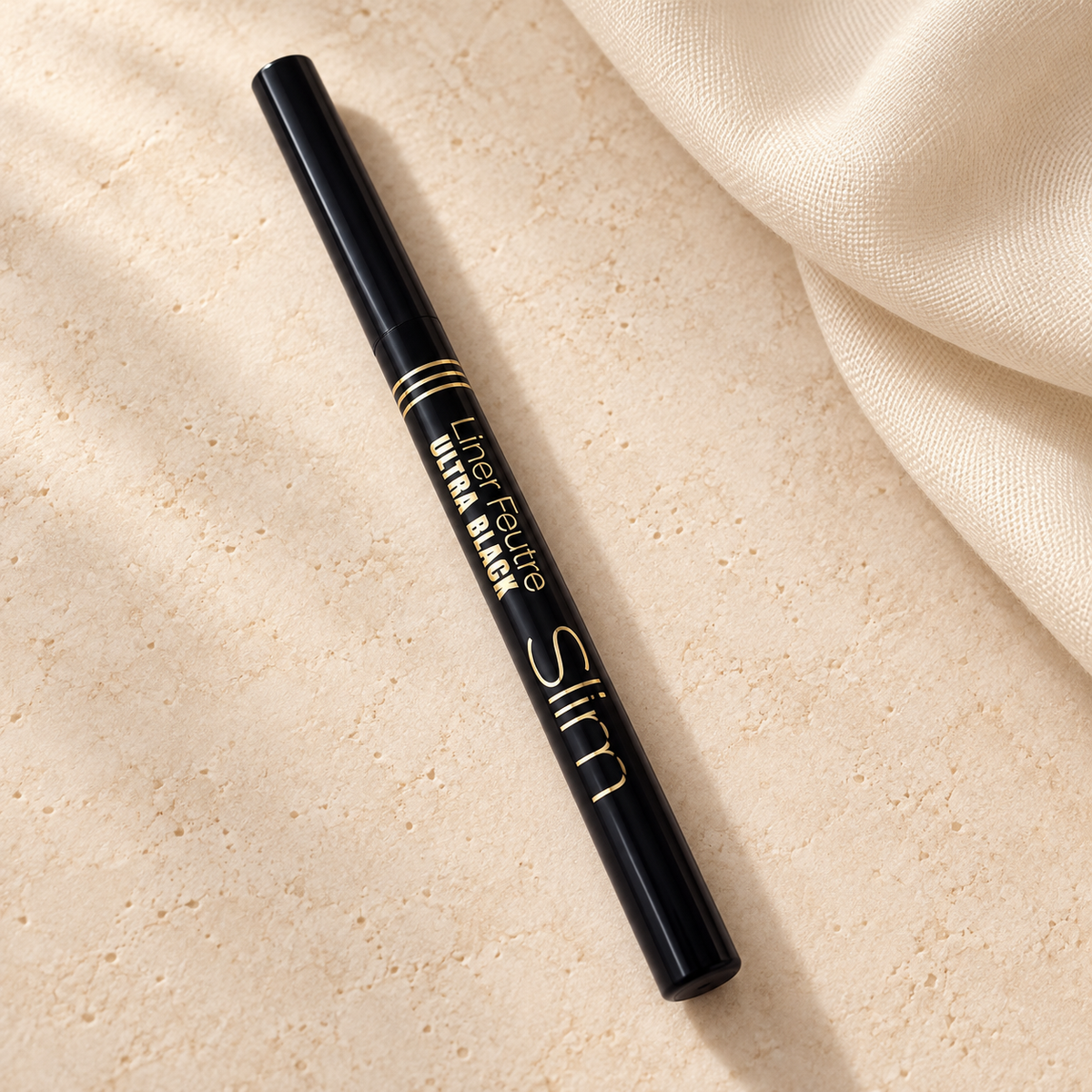 BOURJOIS Paris Liner Feutre Slim 0,8 ml – produkt v prostředí