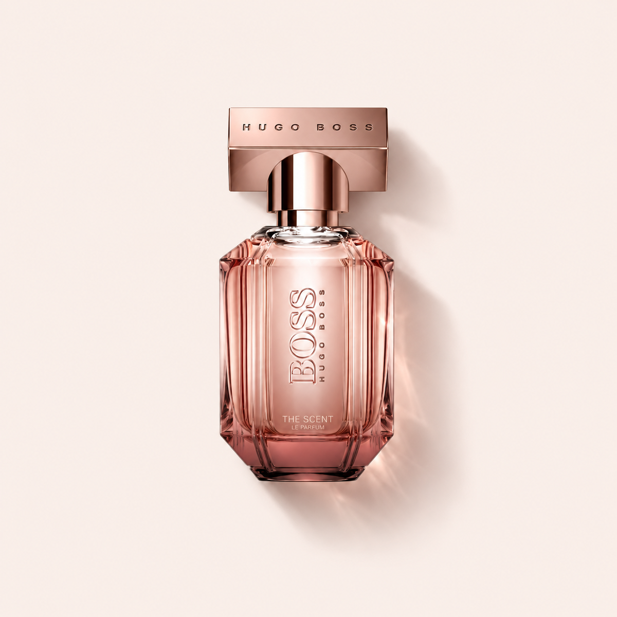 HUGO BOSS Boss The Scent Le Parfum 2022 EDP 30 ml na béžovém pozadí – MrRizz