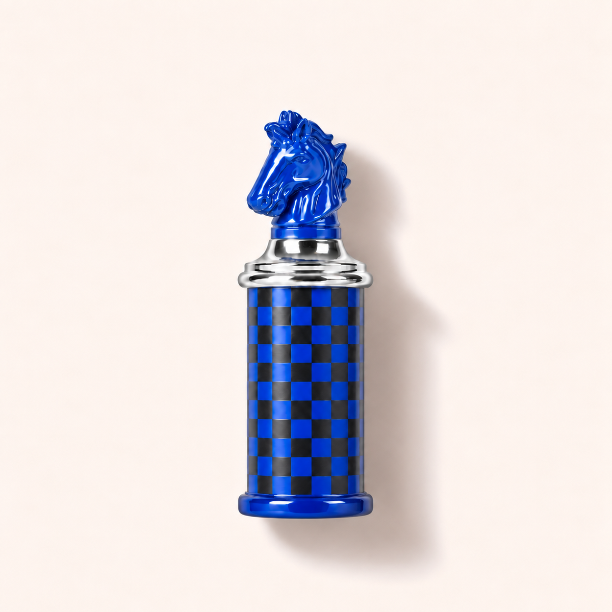 Vive Scents Knight Horse Intense EDT 100 ml, modrý flakon s koňským uzávěrem položený na zádech – MrRizz
