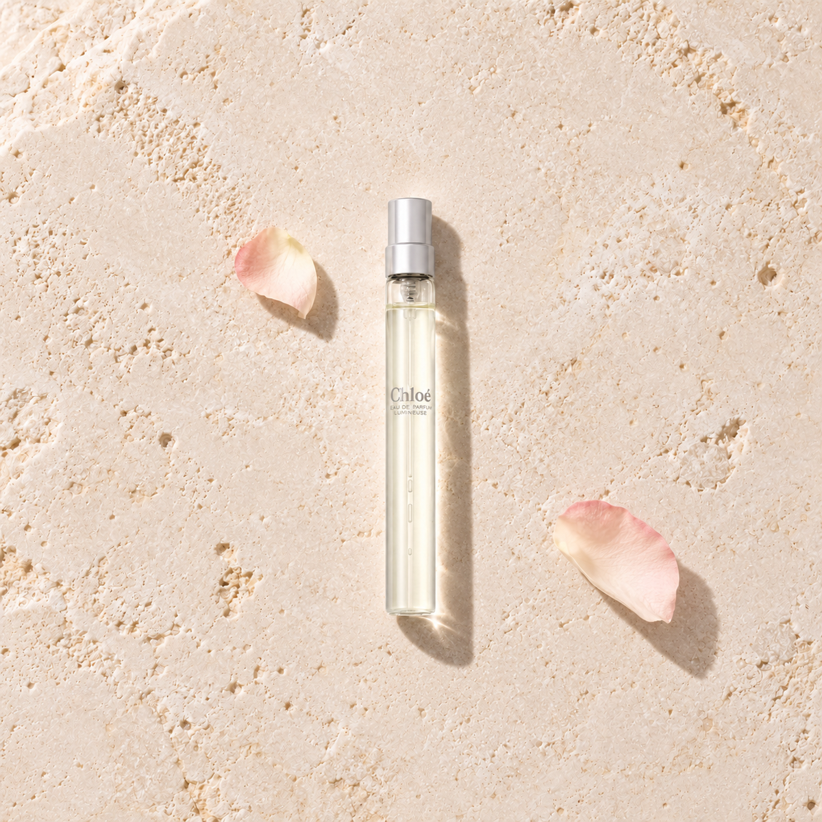 Chloé L'Eau de Parfum Lumineuse 10 ml – parfém v prostředí, pohled shora s bočním stínem