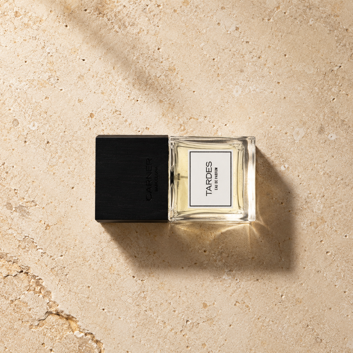 Carner Barcelona Woody Collection Tardes 100 ml – parfém v prostředí, pohled shora s bočním stínem