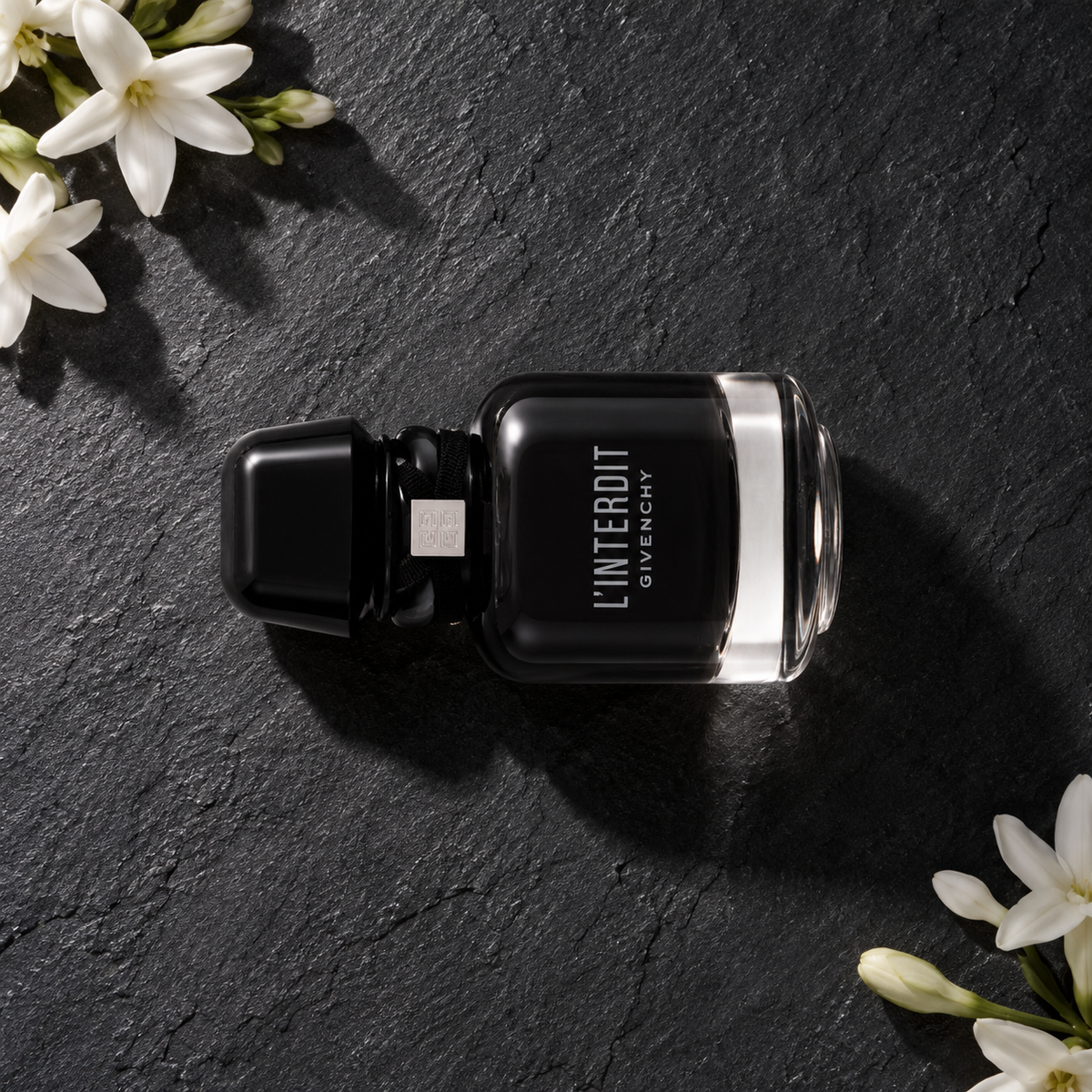 Givenchy L'Interdit Intense 35 ml – parfém v prostředí, pohled shora s bočním stínem