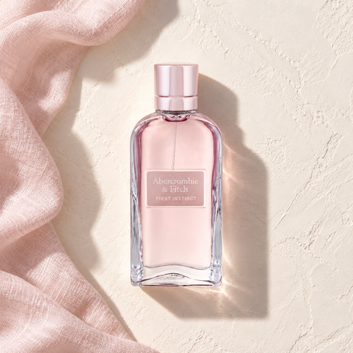 Abercrombie & Fitch First Instinct EDP 50 ml – parfém v prostředí, pohled shora s bočním stínem