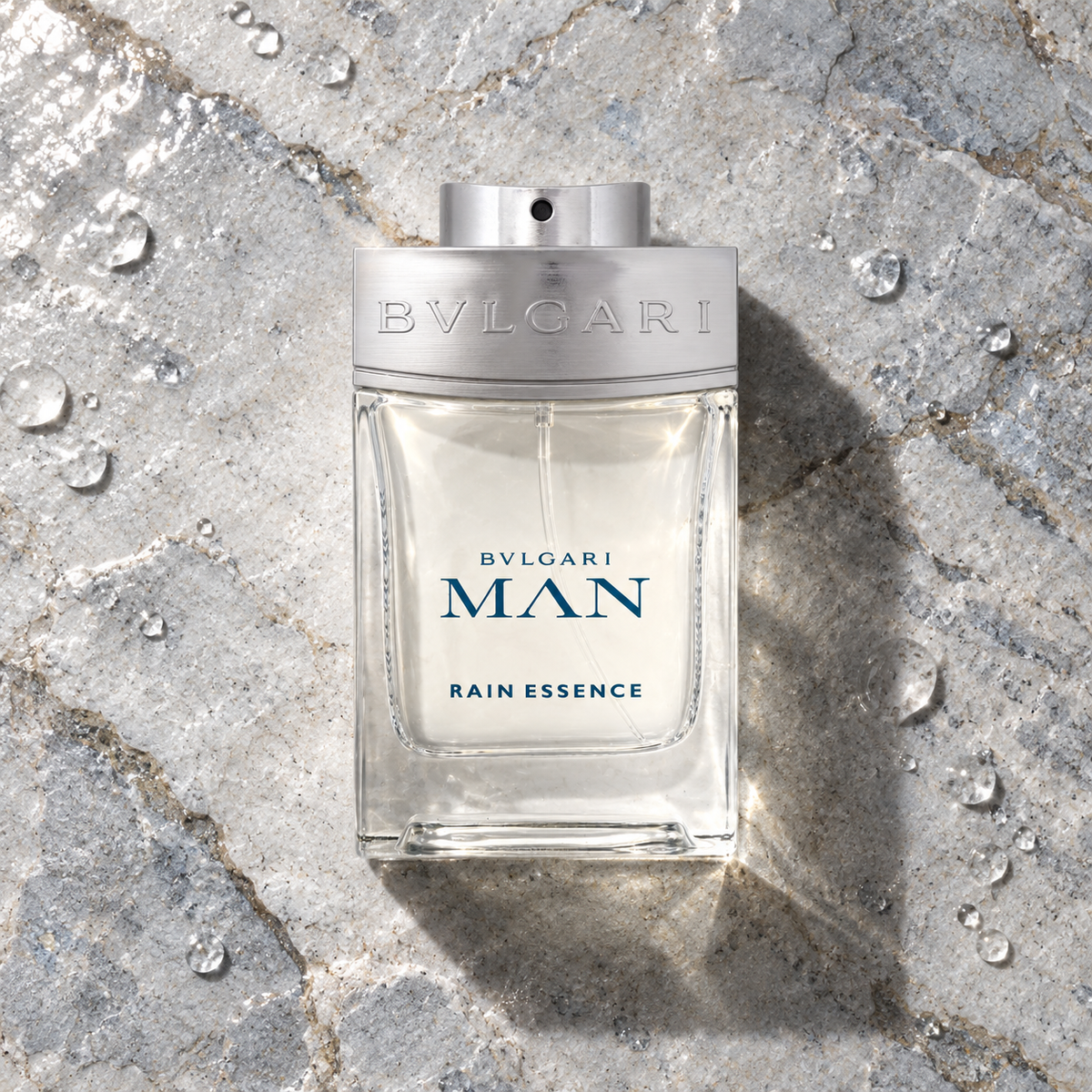 Bvlgari MAN Rain Essence 100 ml – parfém v prostředí, pohled shora s bočním stínem
