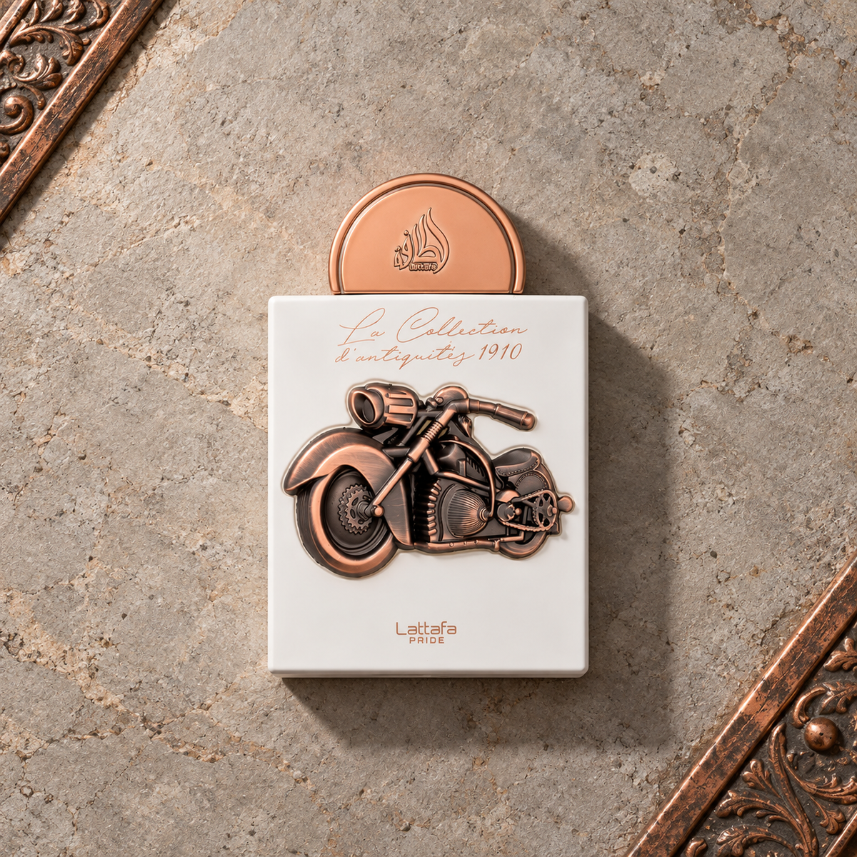 Lattafa Pride La Collection D´Antiquites 1910 EDP 100 ml – parfém v prostředí, pohled shora s bočním stínem