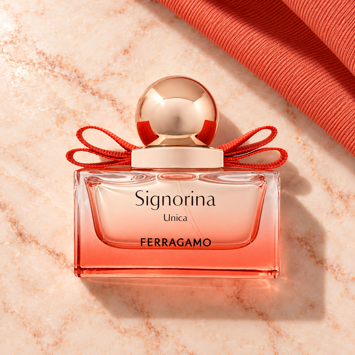 Ferragamo Signorina Unica EDP 30 ml – parfém v prostředí, pohled shora s bočním stínem
