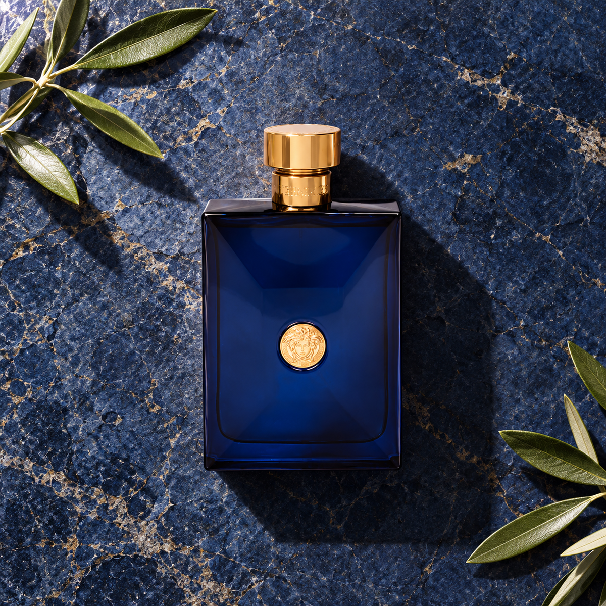 Versace Pour Homme Dylan Blue EDT 200 ml – parfém v prostředí, pohled shora s bočním stínem
