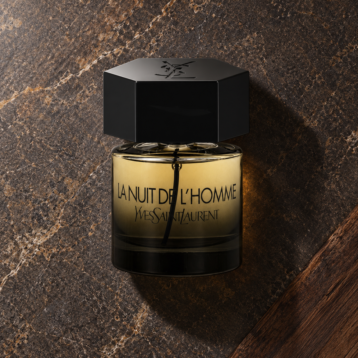 Yves Saint Laurent La Nuit De L'Homme EDT 60 ml – parfém v prostředí, pohled shora s bočním stínem