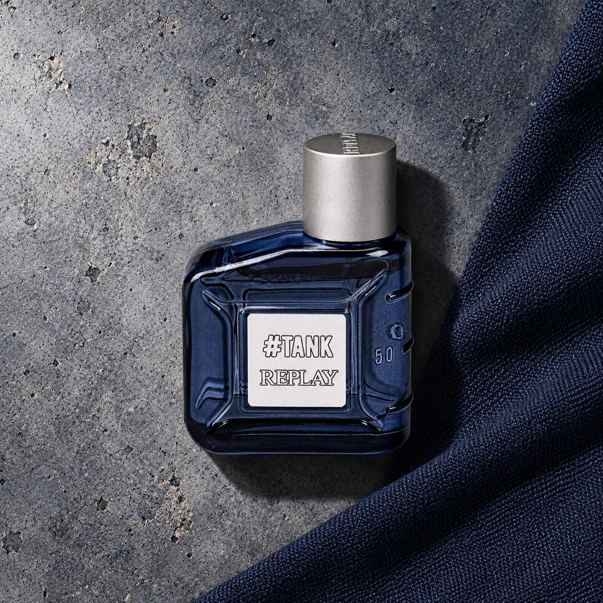 Replay #Tank for Him EDT 50 ml – parfém v prostředí, pohled shora s bočním stínem