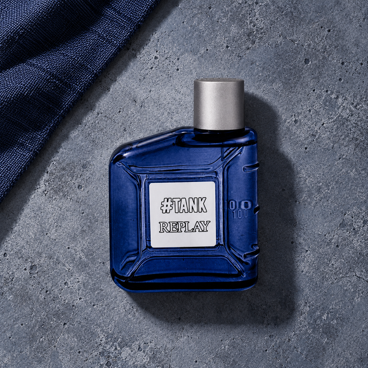 Replay #Tank EDT 100 ml – parfém v prostředí, pohled shora s bočním stínem