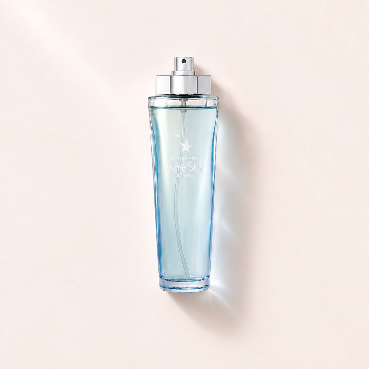 Světle modrý flakon New Brand Parfums Blue Sky EDP 100 ml s odkrytým rozprašovačem na světlém pozadí – MrRizz