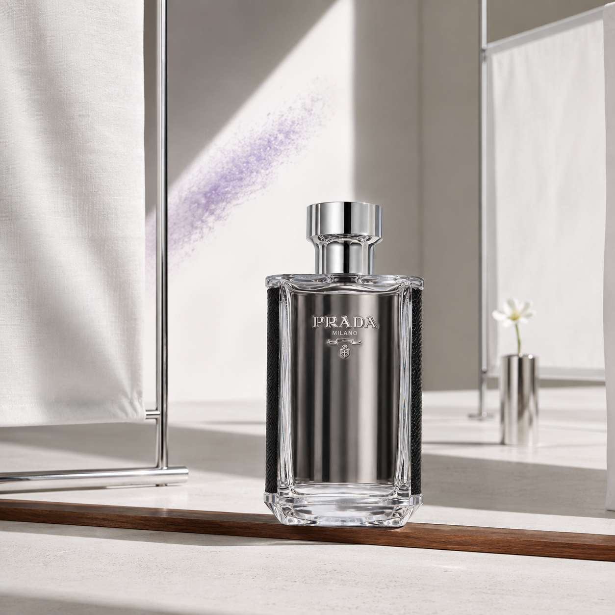 Prada L’Homme EDT ve světlém interiéru s bílými paravány a jemným květem – MrRizz