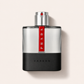 Flakon Prada Luna Rossa Carbon EDT 100 ml na pudrově růžovém pozadí – MrRizz
