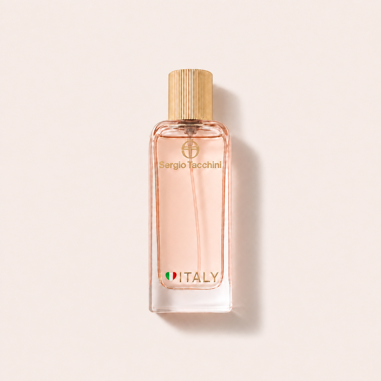 Růžový flakon Sergio Tacchini I Love Italy EDT 50 ml se zlatým víčkem na světlém pozadí – MrRizz