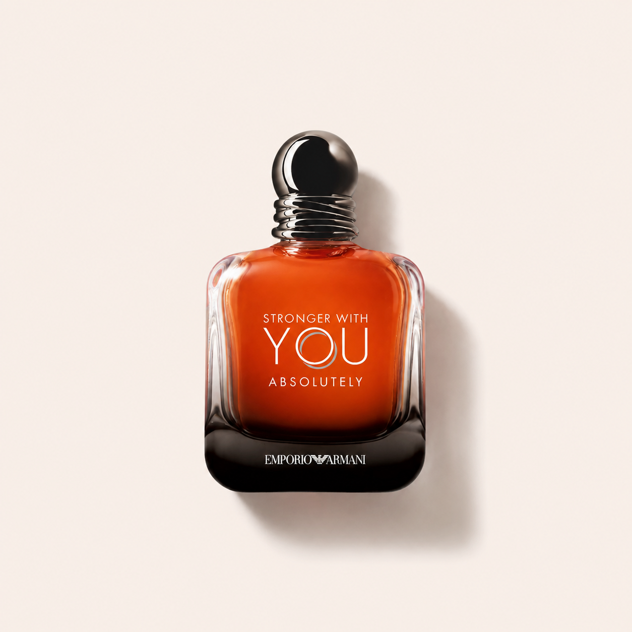 Emporio Armani Stronger With You Absolutely – flakon položený na zádech
