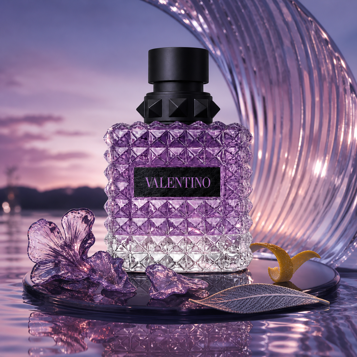 Valentino Born in Roma Purple Melancholia Donna u fialové vodní hladiny se skleněným obloukem a citrusovou kůrou – MrRizz