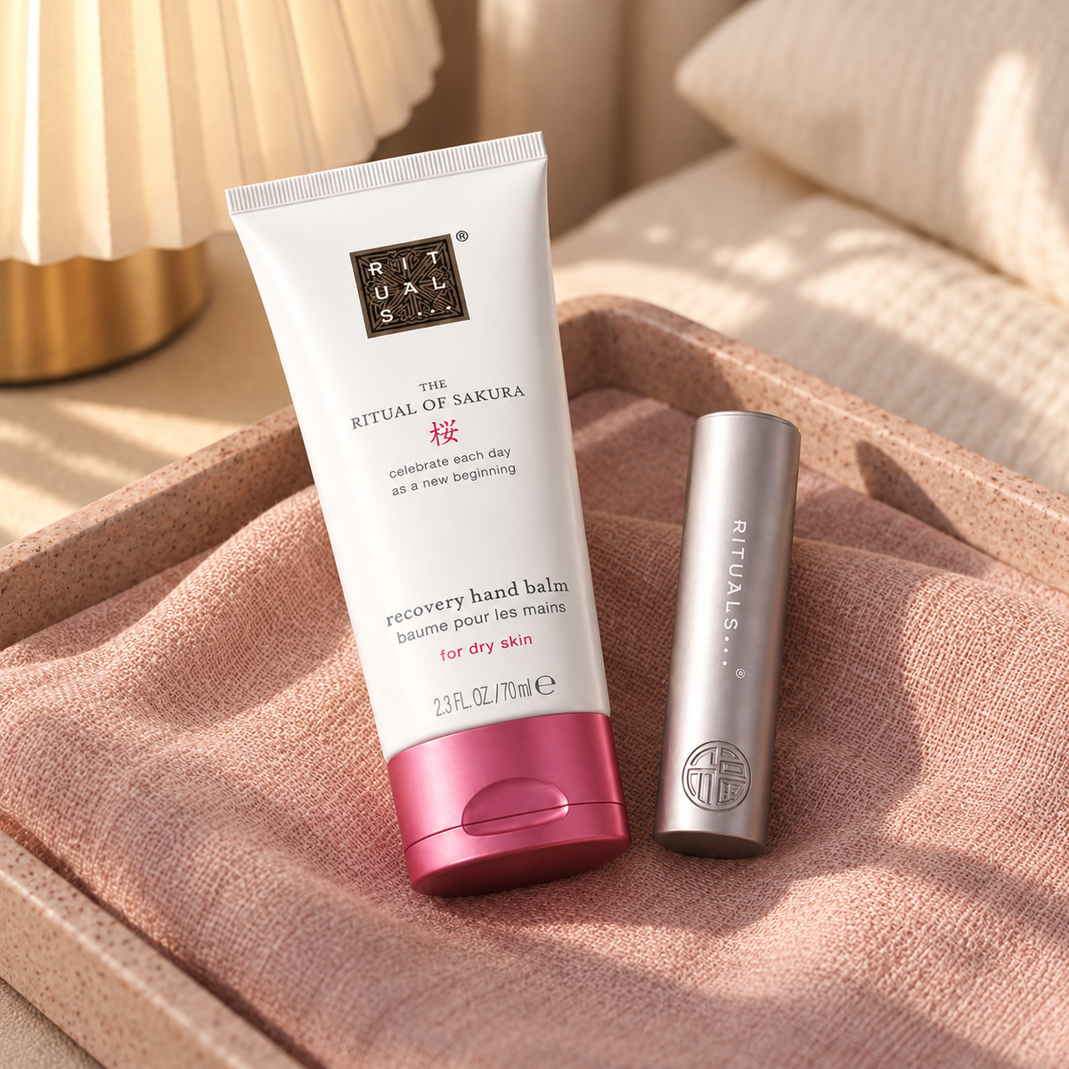 Rituals The Ritual Of Sakura 24H SOS Rescue Hands & Lips Balm Duo 70 ml – atmosférická fotografie – MrRizz